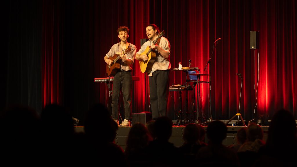 Deze week staat Tripodia volledig in het teken van theater. Honderden basisschoolleerlingen uit gemeente Katwijk schuiven aan voor een bijzondere voorstelling: De Kleine Prins, gebracht door theatergroep Bovenste Knoopje Open.