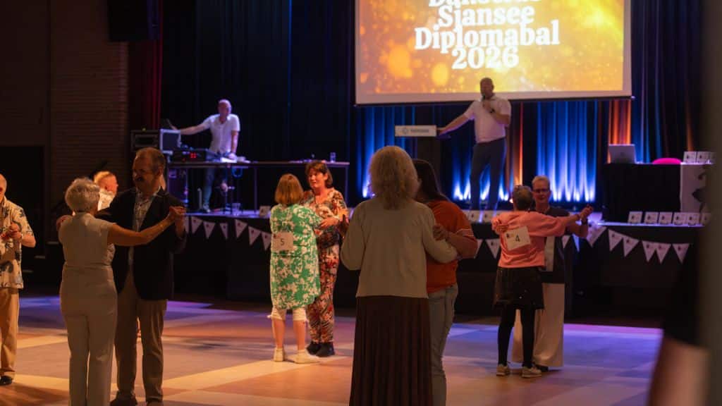 Met een grote polonaise, livemuziek en vooral veel blije gezichten vierde dansvereniging Sjansee afgelopen vrijdag haar 45-jarig bestaan in Tripodia. De jaarlijkse diploma-avond kreeg daardoor een extra feestelijk tintje.